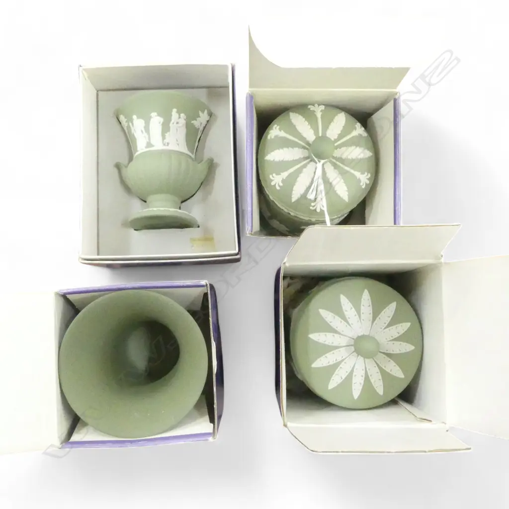 4 PCES WEDGWOOD GREEN JASPERWARE; 2 LIDDED CONTAINERS + 2 SMALL VASES H.100mm Image 1++