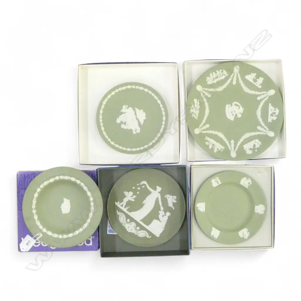 5 PCES WEDGWOOD GREEN JASPERWARE; 4 PLATES 230mm dia + 2006 PLAQUE, ALL BOXED Image 1++