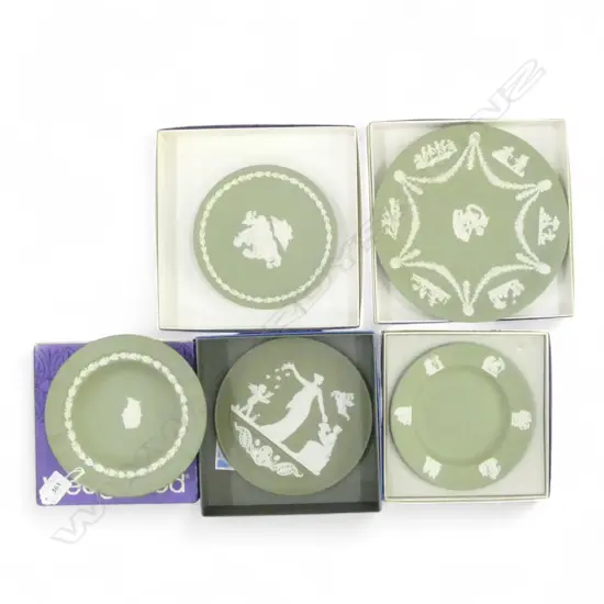 5 PCES WEDGWOOD GREEN JASPERWARE; 4 PLATES 230mm dia + 2006 PLAQUE, ALL BOXED