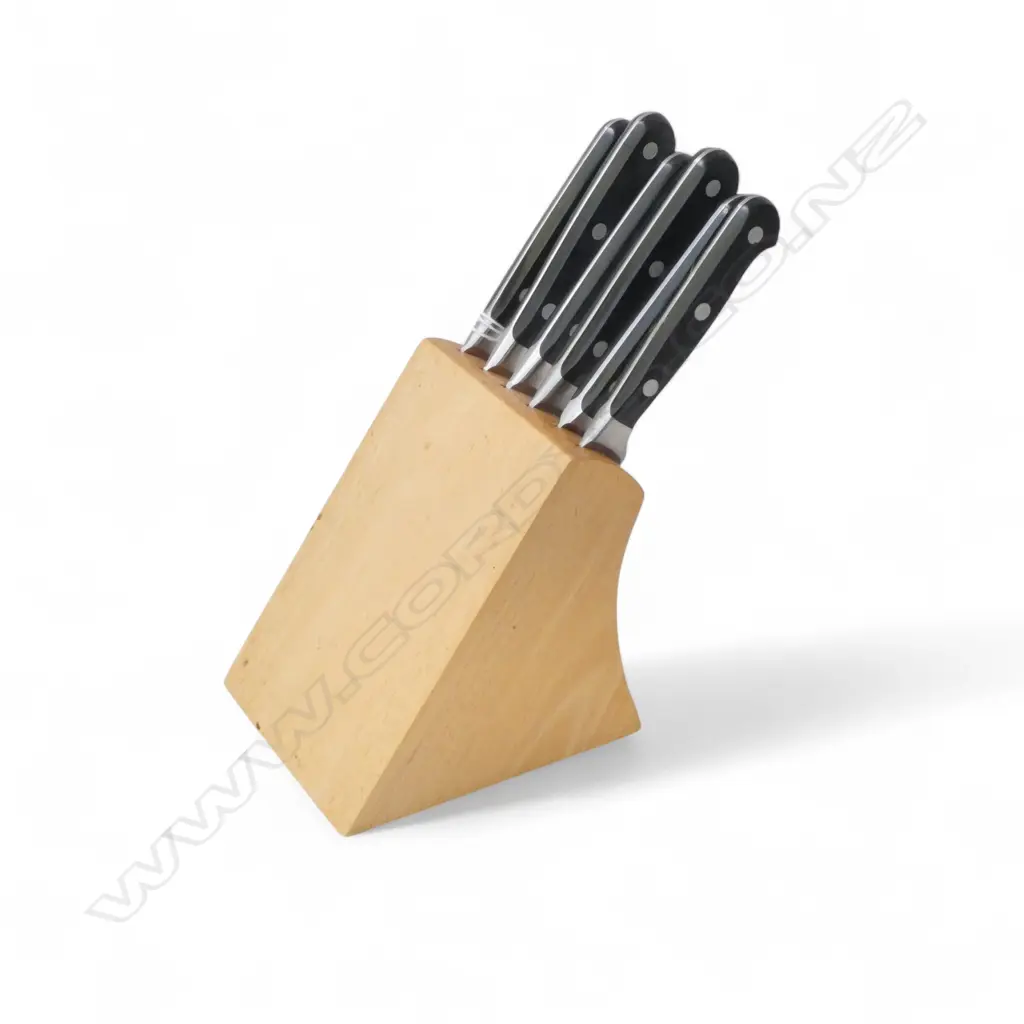A SET OF 6 WUSTHOF SMALL KITCHEN KNIVES IN WOODEN BLOCK  Image 1++