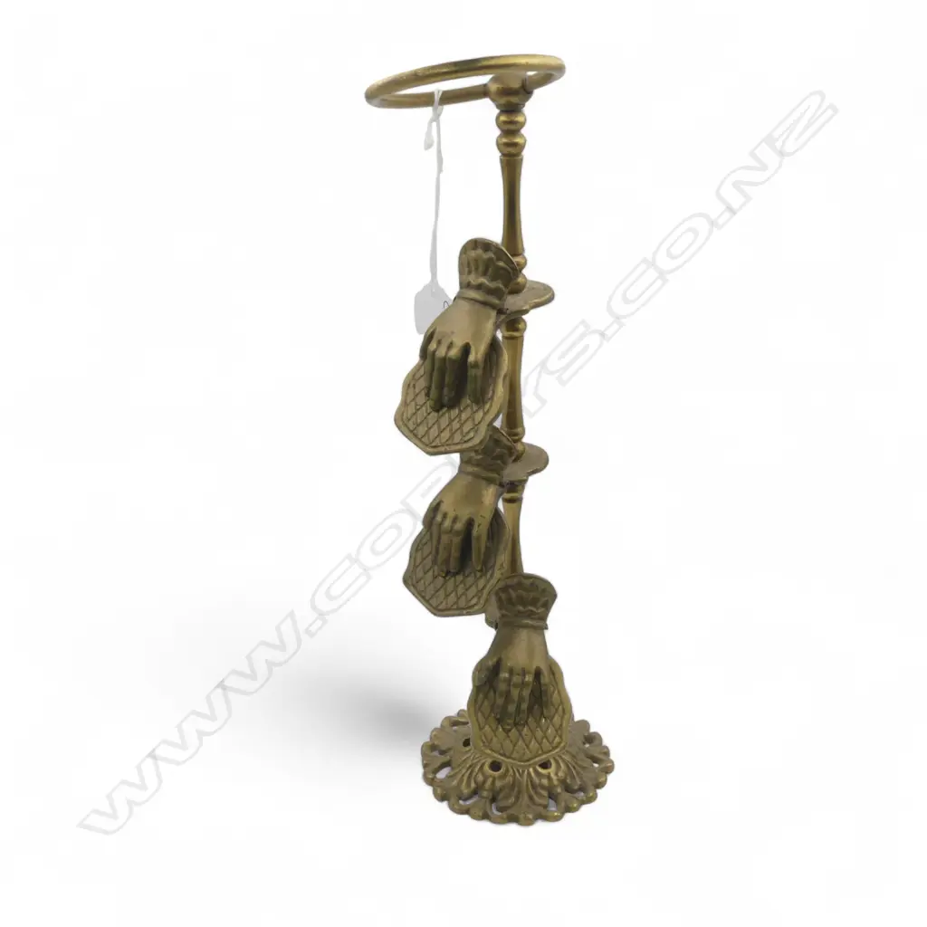 3 clips hands on stand Image 1++