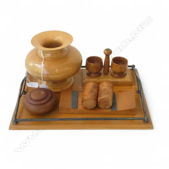 NZ NATIVE WOODS GALLERY TRAY L360MM & 4 NATIVE WOODS COLLECTABLES