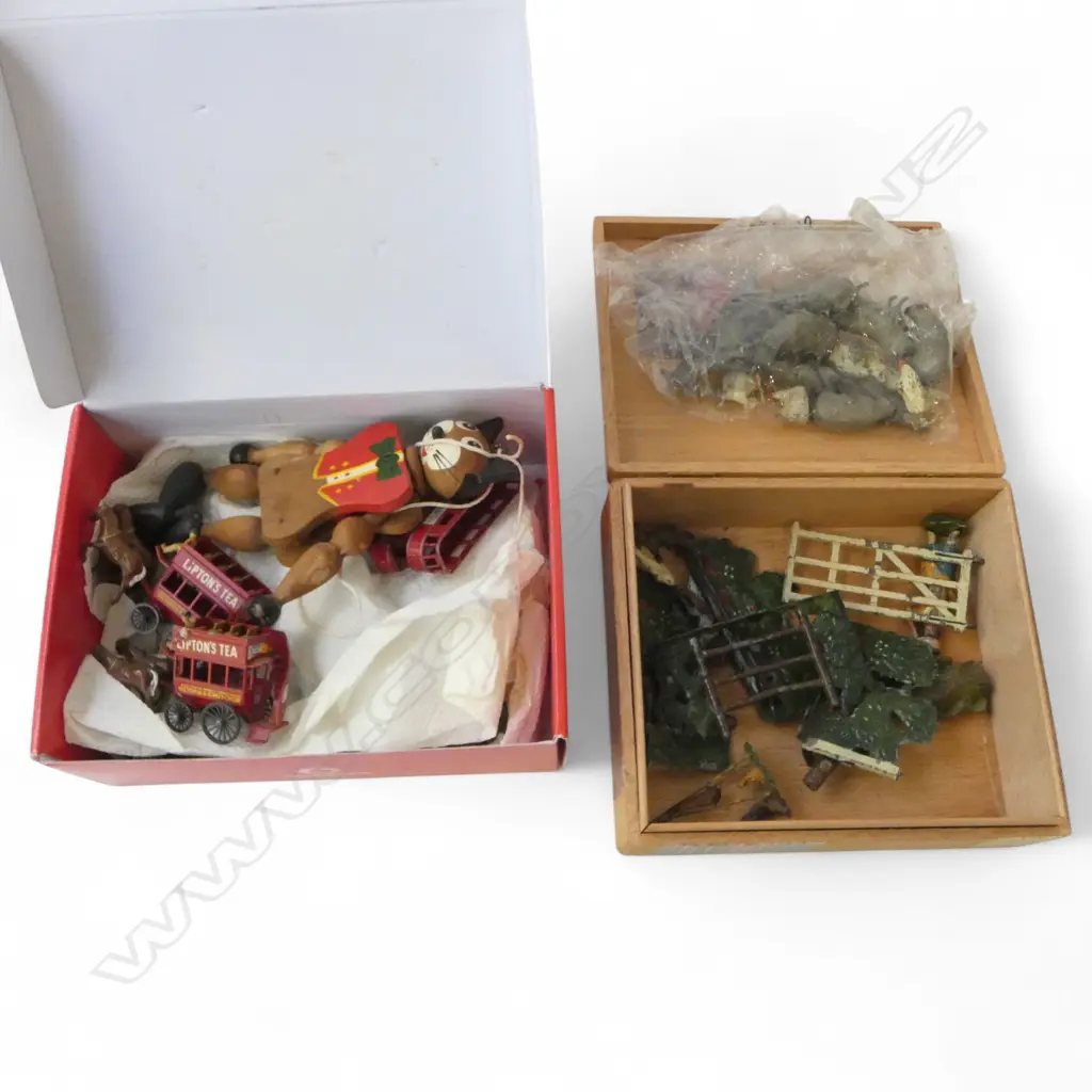 2 BOXES ASS OLD LEAD FARM YARD  ANIMALS + FENCES ETC + 2 Lesney No.12 horse drawn carriages etc some a.f + wooden cat Image 1++