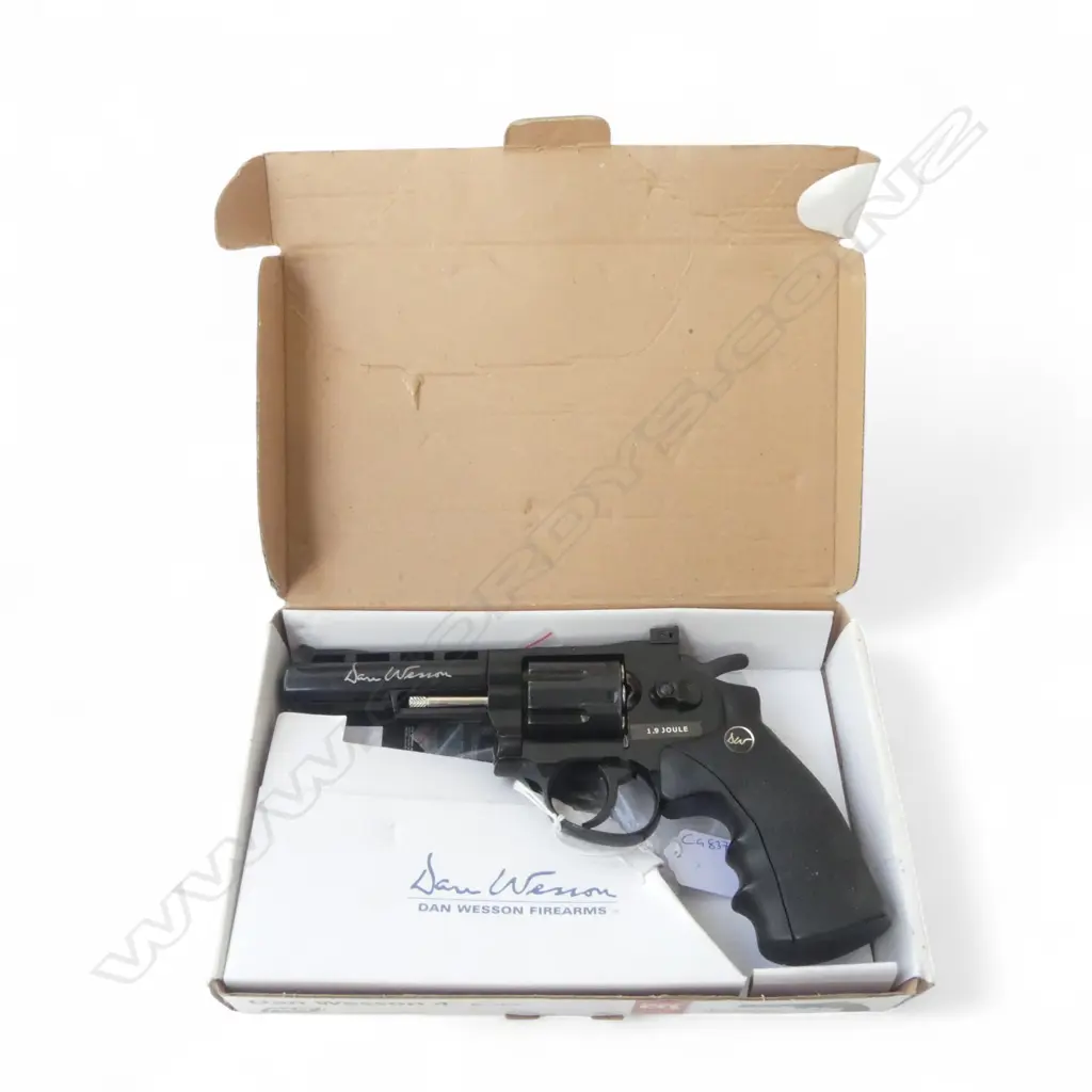 DAN WESSON 4'' REVOLVER, BOXED Image 1++