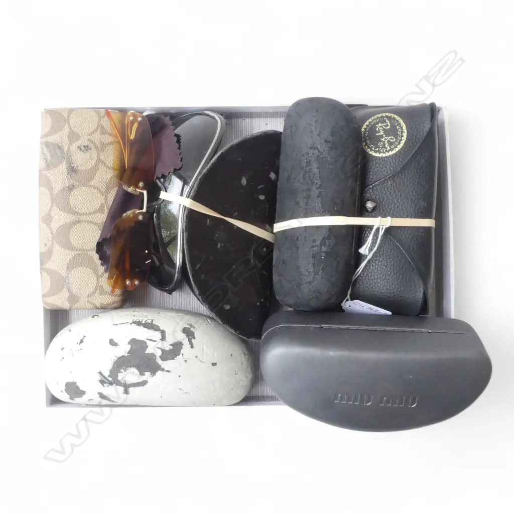 2 PRS of VINTAGE RAYBAN SUNGLASSES & HIP FLASK Image 1++