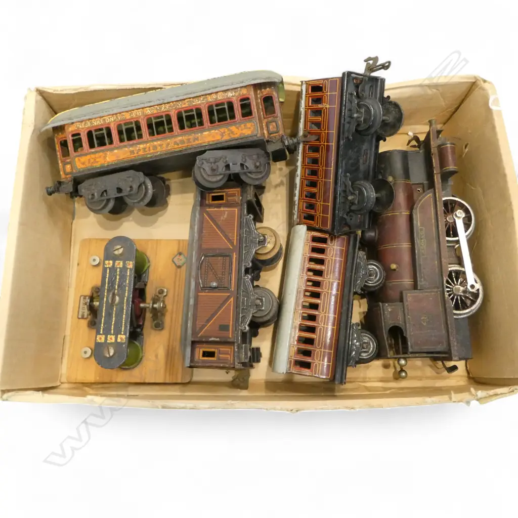 TRAY OF HORNBY TRAIN ENGINE AF 4 CARRIAGES & 2 TO 4 VOLT ADAPTER Image 1++