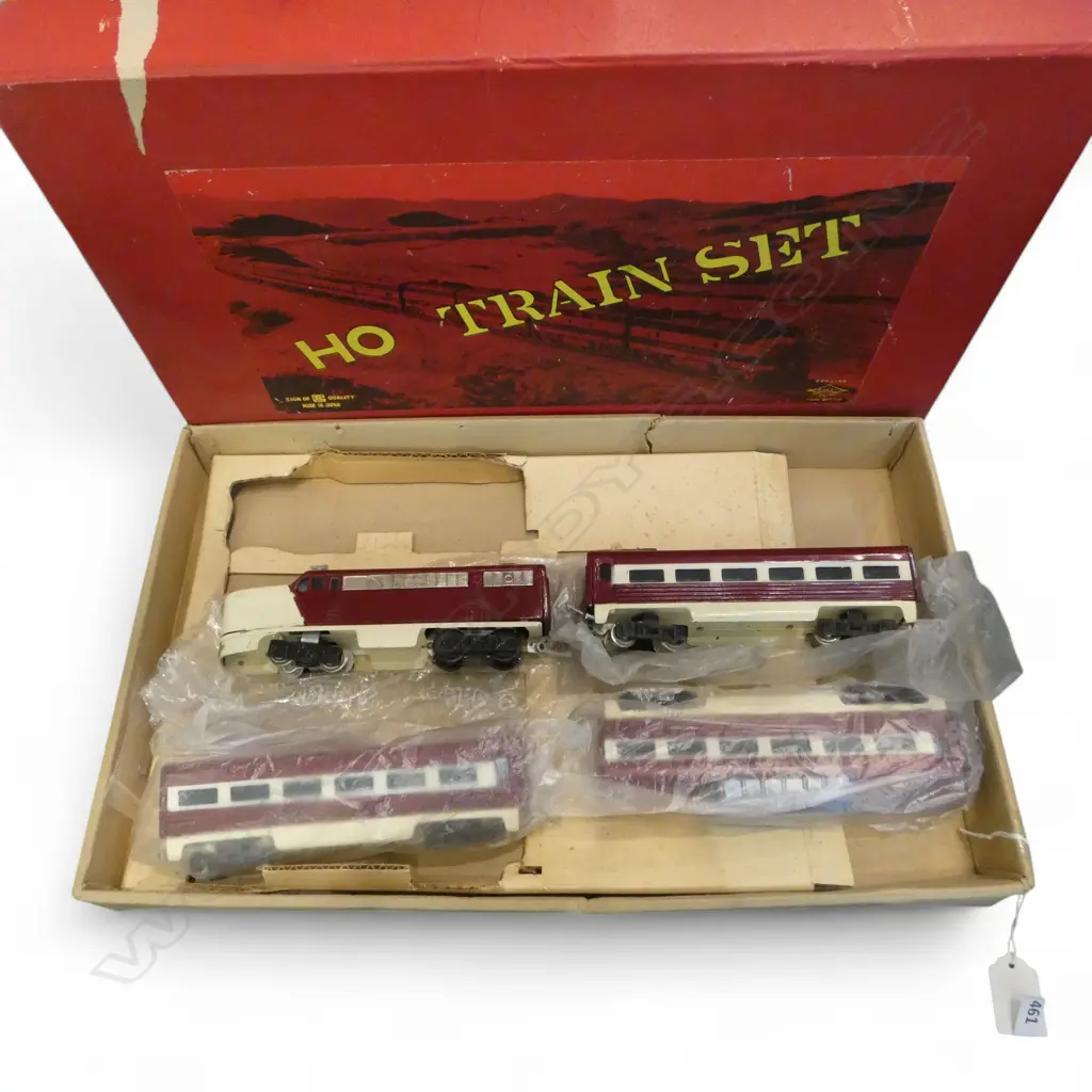 BOXED VINTAGE HO TRAIN ENGINE & 3 CARRIAGES Image 1++