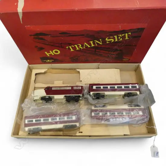 BOXED VINTAGE HO TRAIN ENGINE & 3 CARRIAGES
