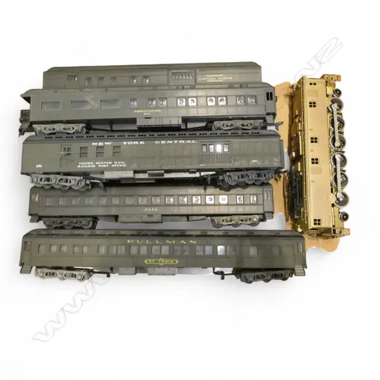 ELECTRIC MODEL ENGINE & 6 PASSENGER CARRIAGES