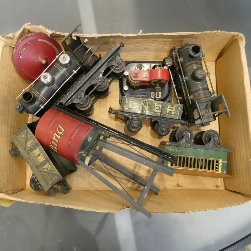 TRAY OF VINTAGE HORNBY TRAIN ENGINES AF 4 CARRIAGES WATER TOWER H220MM & 2 TO 4 VOLT ADAPTER Image 1++