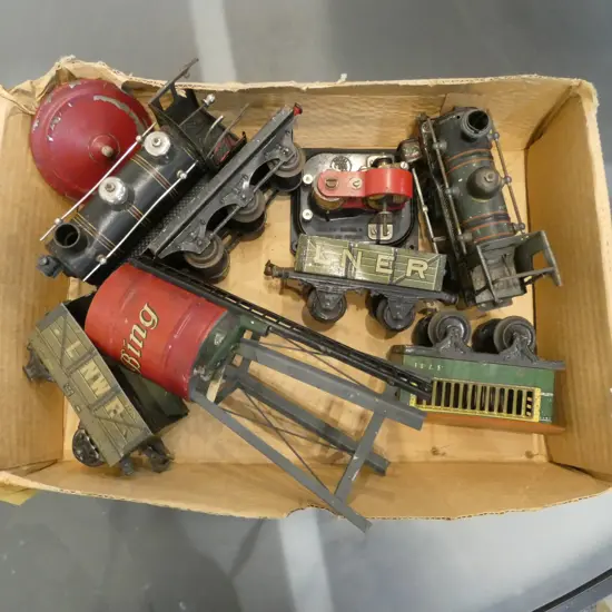 TRAY OF VINTAGE HORNBY TRAIN ENGINES AF 4 CARRIAGES WATER TOWER H220MM & 2 TO 4 VOLT ADAPTER