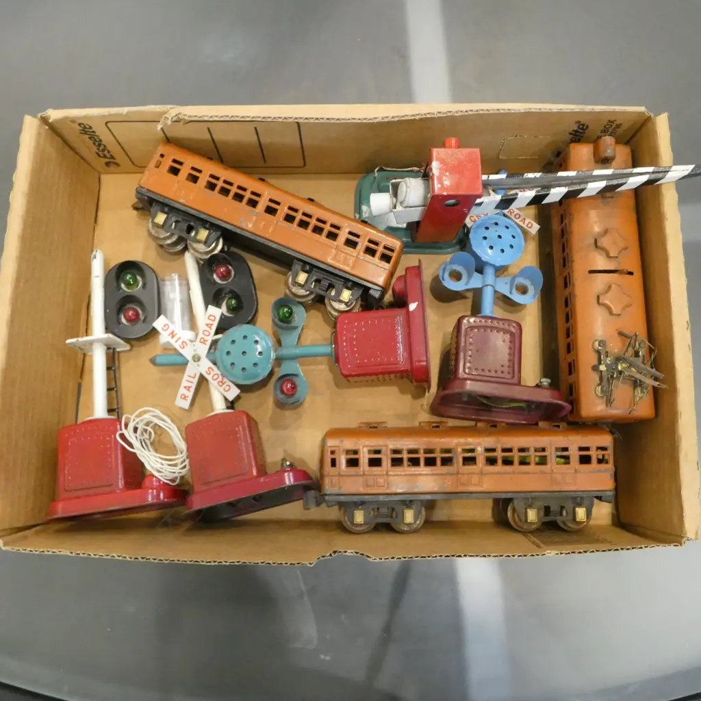 SAKAI ELECTRIC TRAIN 2 CARRIAGES 2 SIGNAL CROSSINGS 2 SETS LIGHTS & BARRIER Image 1++