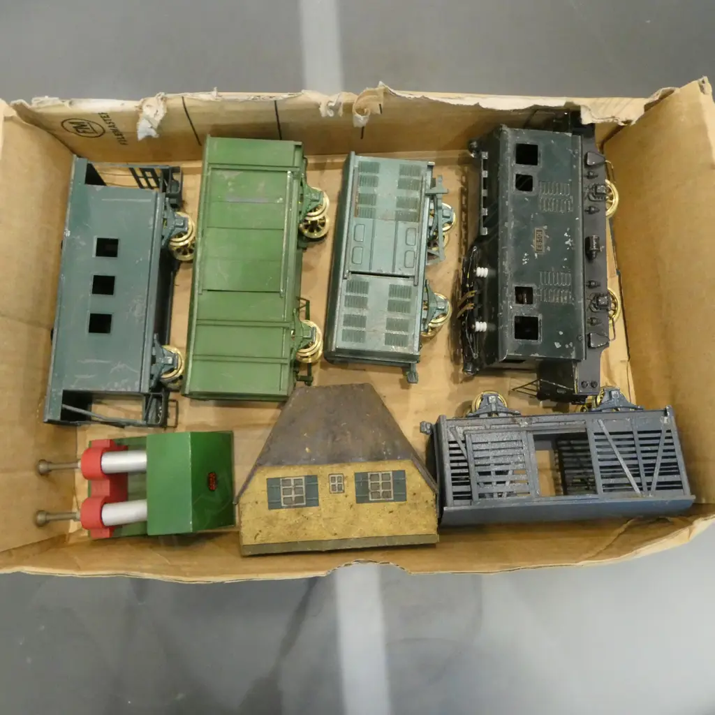 TRAY OF VINTAGE HORNBY ELECTRIC ENGINE 4 CARRIAGES END OF LINE BRAKE & TIN HOUSE Image 1++