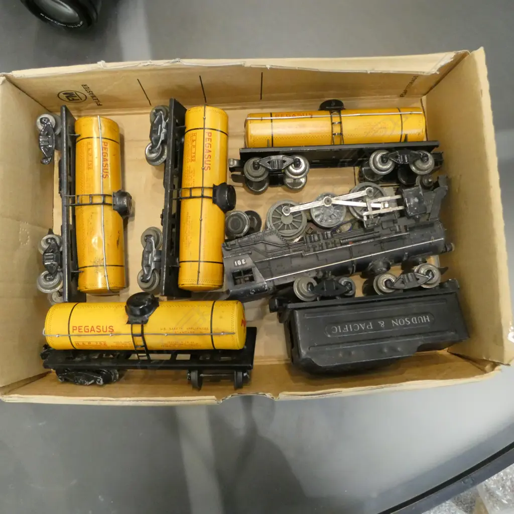 SAKAI MODEL TRAIN ENGINE TENDER & 4 PETROL CARRIAGES Image 1++