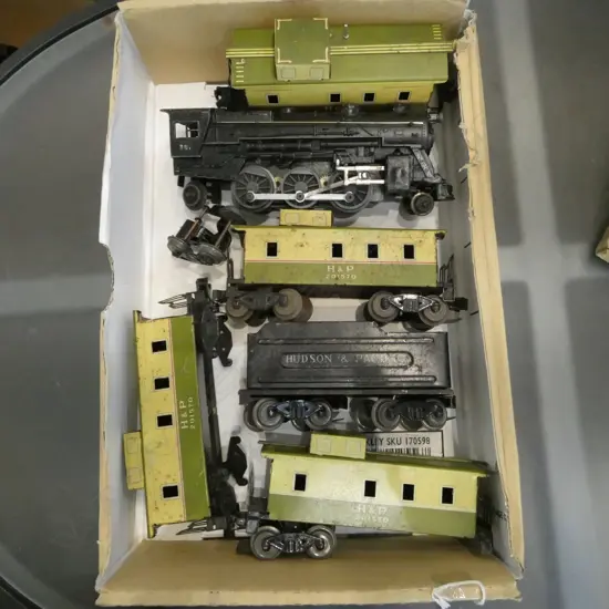 SAKAI MODEL TRAIN ENGINE TENDER & 4 CARRIAGES 2 NEED REPAIRS