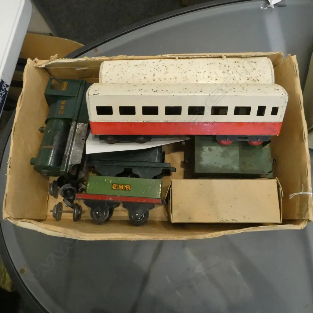 TRAY OF VINTAGE HORNBY TRAIN BODY & 6 CARRIAGES Image 1++