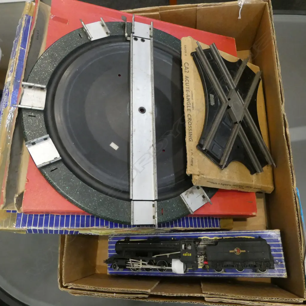 BOX OF HORNBY DUBLO 2 ANGLE CROSSINGS 2 TURNTABLES & BOXED ENGINE Image 1++