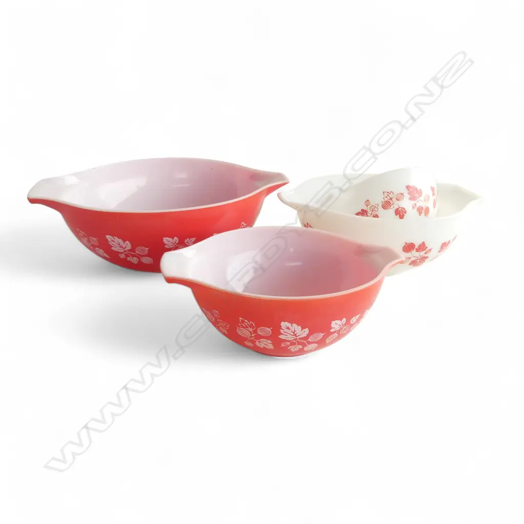 4 GRADUATING PYREX DISHES 260mm dia Image 1++