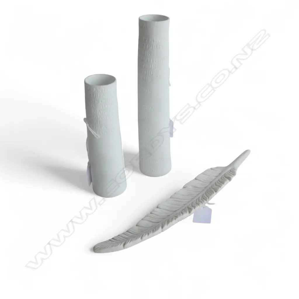 A PAIR OF RADER POETRY VASES 240mm (H) 180mm (H) AND A PORCELAIN FEATHER 320 mm (L) Image 1++