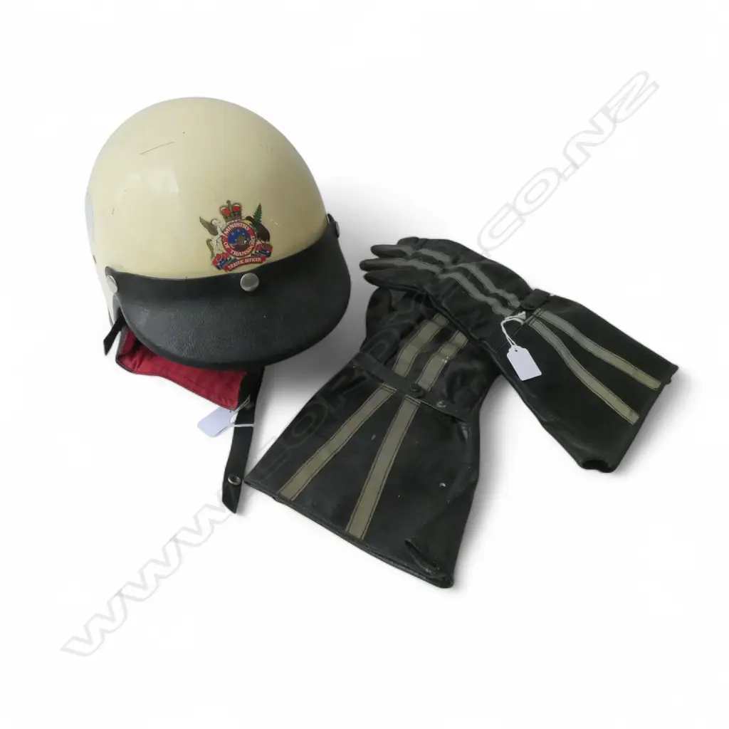 VINTAGE NZ TRAFFIC OFFICERS MOTORBIKE HELMET & GLOVES Image 1++
