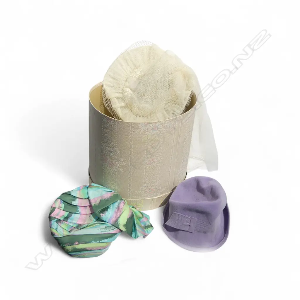 VINTAGE HATS IN CARD HAT BOX H.335mm Image 1++