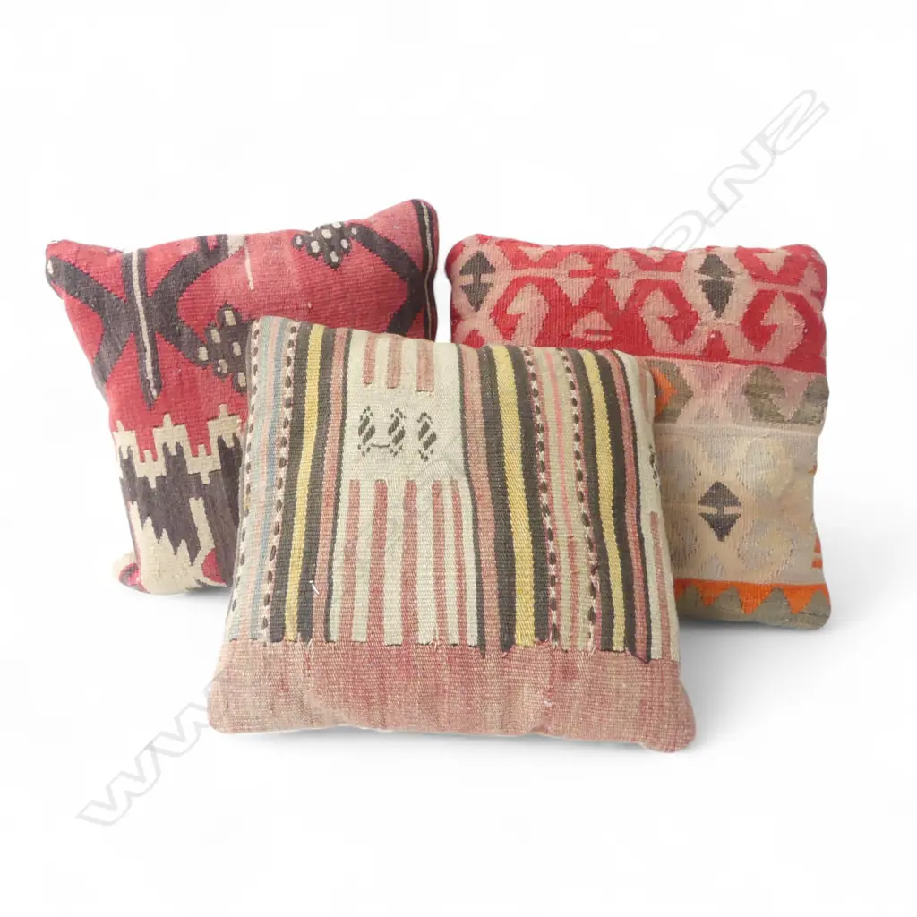 3 VINTAGE PERSIAN RUG CUSHIONS DIA310MM Image 1++