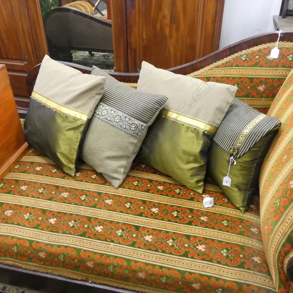 4 DECORATIVE CUSHIONS. Image 1++
