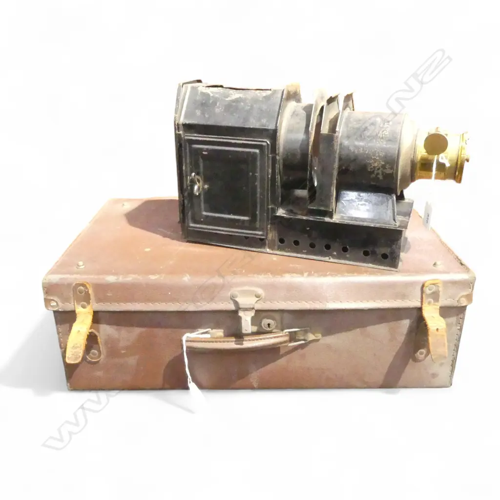 MAGIC LANTERN + SUITCASE OF SLIDES Image 1++