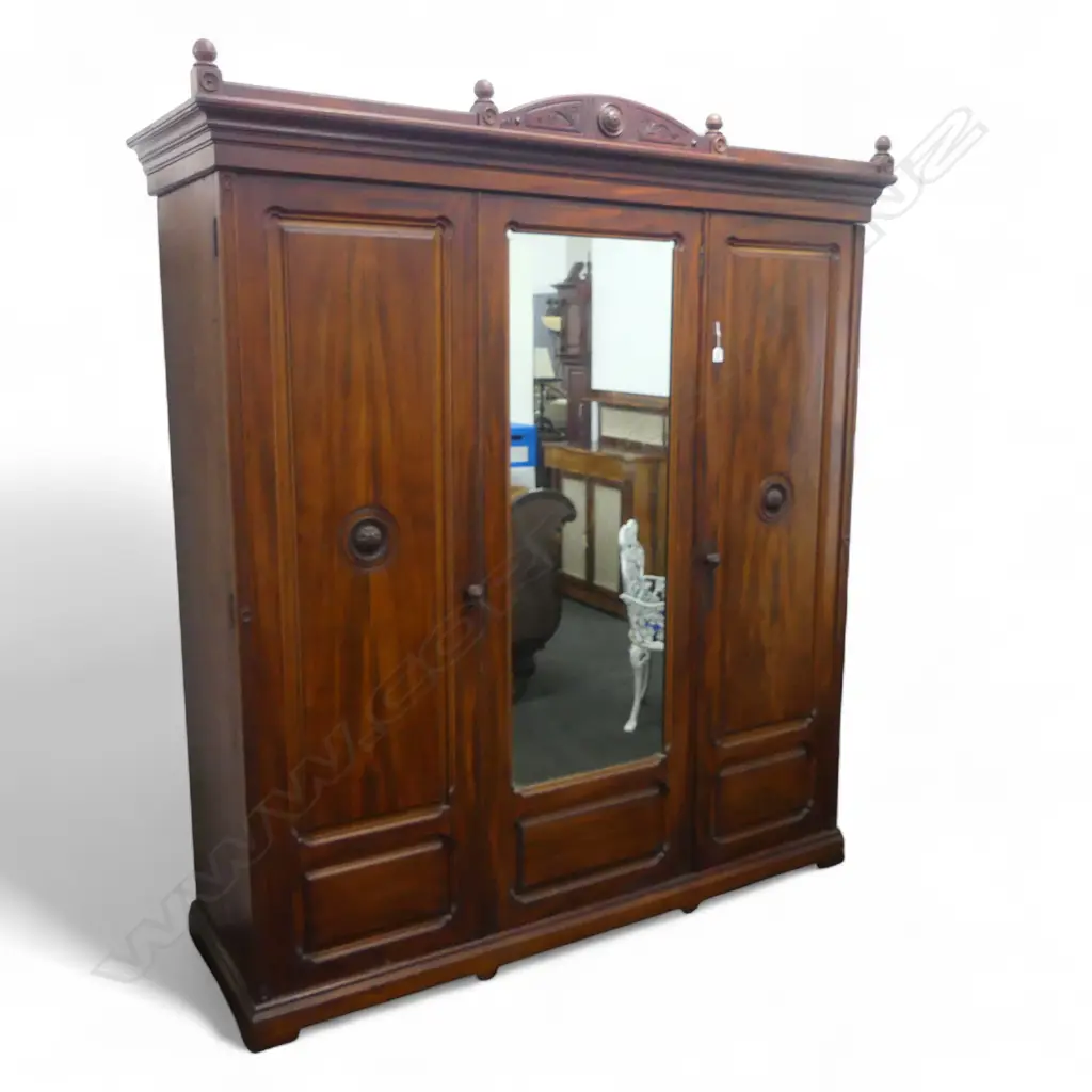 LARGE VICTORIAN MAHOGANY 3 DOOR WARDROBE WITH INTERNAL DRAWERS  Image 1++
