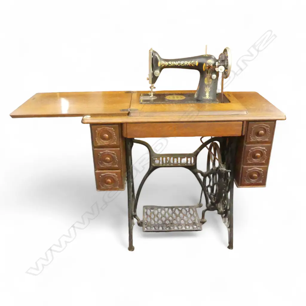 SINGER SEWING MACHINE TABLE Image 1++
