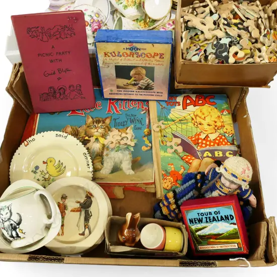 TRAY OF 10 VINTAGE CHILD RELATED COLLECTABLES GAMES CHINA ETC