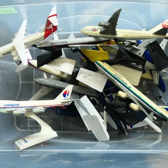 COLLECTION OF MODEL COMMERCIAL AIRPLANES.