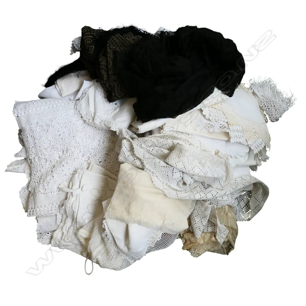 BOX OF VINTAGE LINEN, EMBROIDERIES AND LACE Image 1++