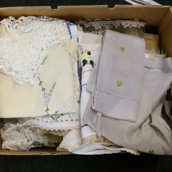 BOX OF VINTAGE LINEN, EMBROIDERIES AND LACE