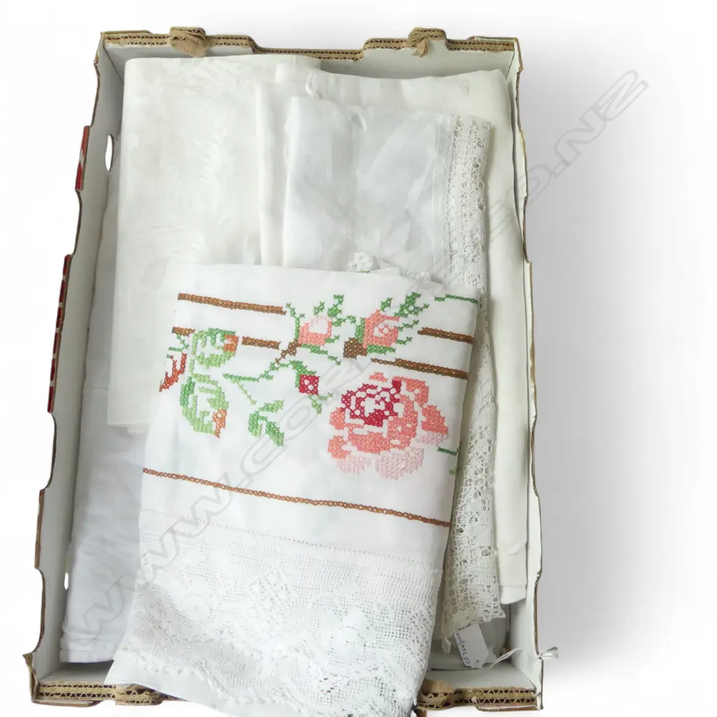 TRAY OF 9 LINEN & DEMASK  TABLE CLOTHES 2000MM LONGEST Image 1++