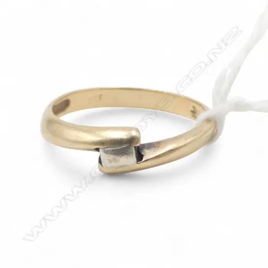 9ct GOLD CROSS-OVER BAND RING 1.78gms SIZE P