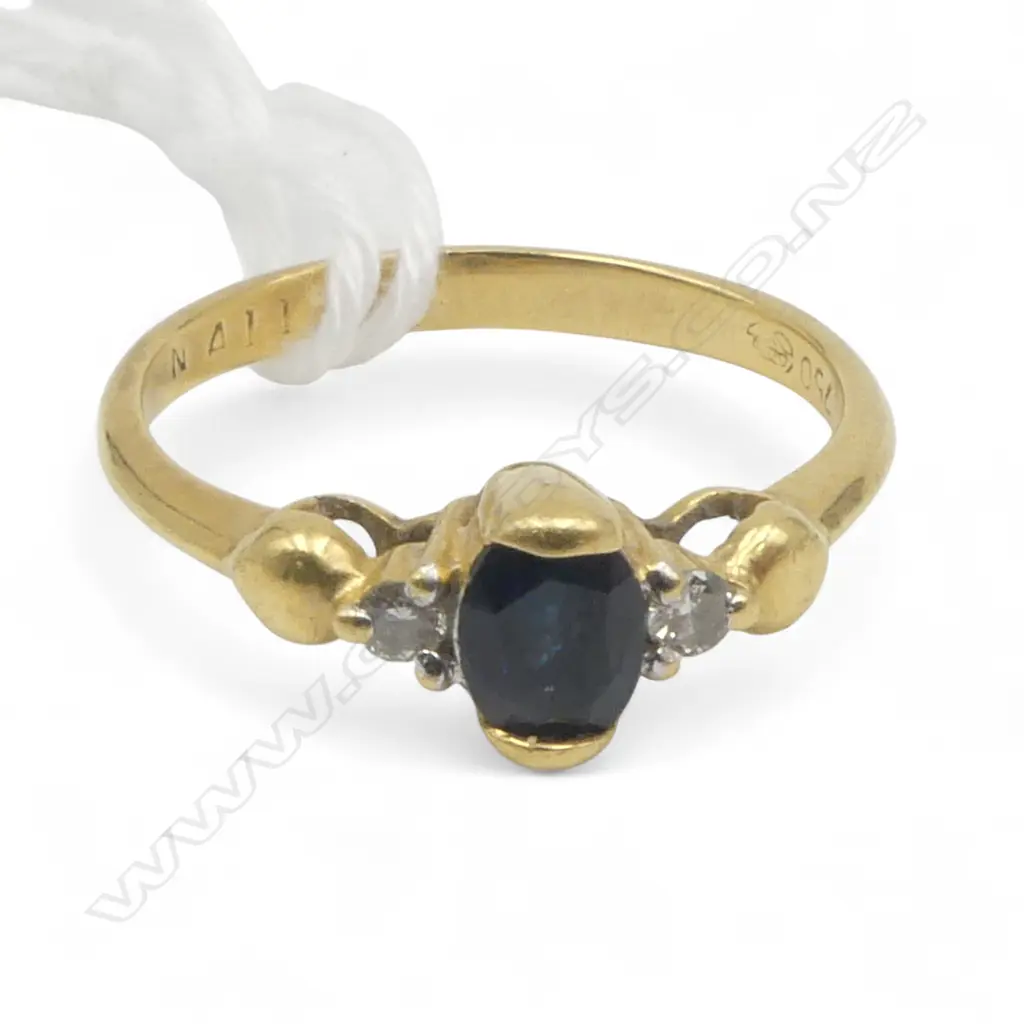 18ct GOLD SAPPHIRE & 2 DIAMOND RING 2.35gms SIZE M Image 1++