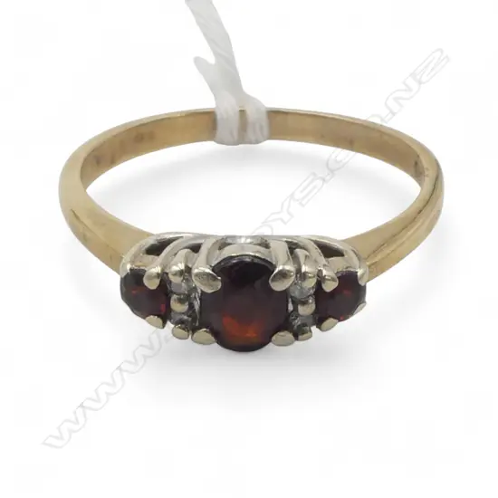 9ct 2 TONE GOLD & GARNET RING 2.10gms SIZE P