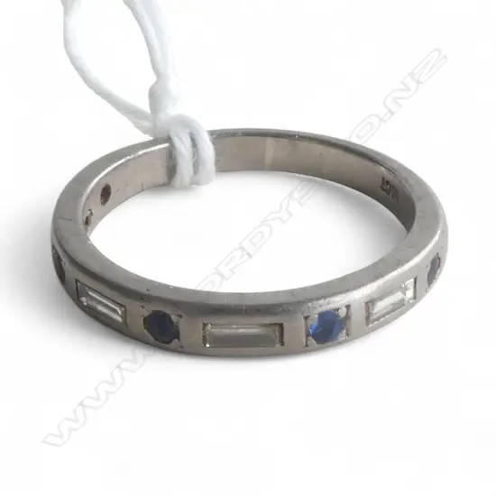18ct W/GOLD, SAPPHIRE & BAGUETTE DIAMOND BAND RING 6.16gms SIZE V sapphires showing wear