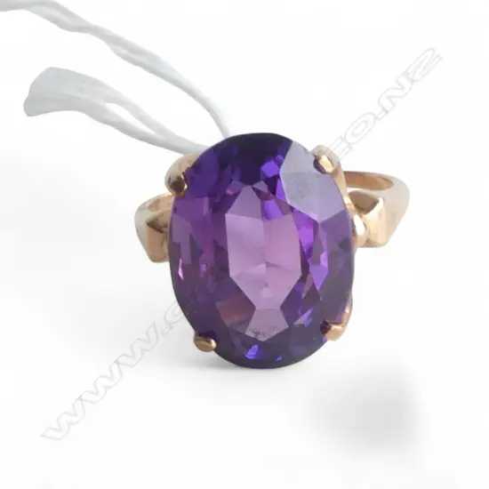 9ct GOLD & LGE SYNTHETIC AMETHYST STONE IN DRESS RING 6gms size Q