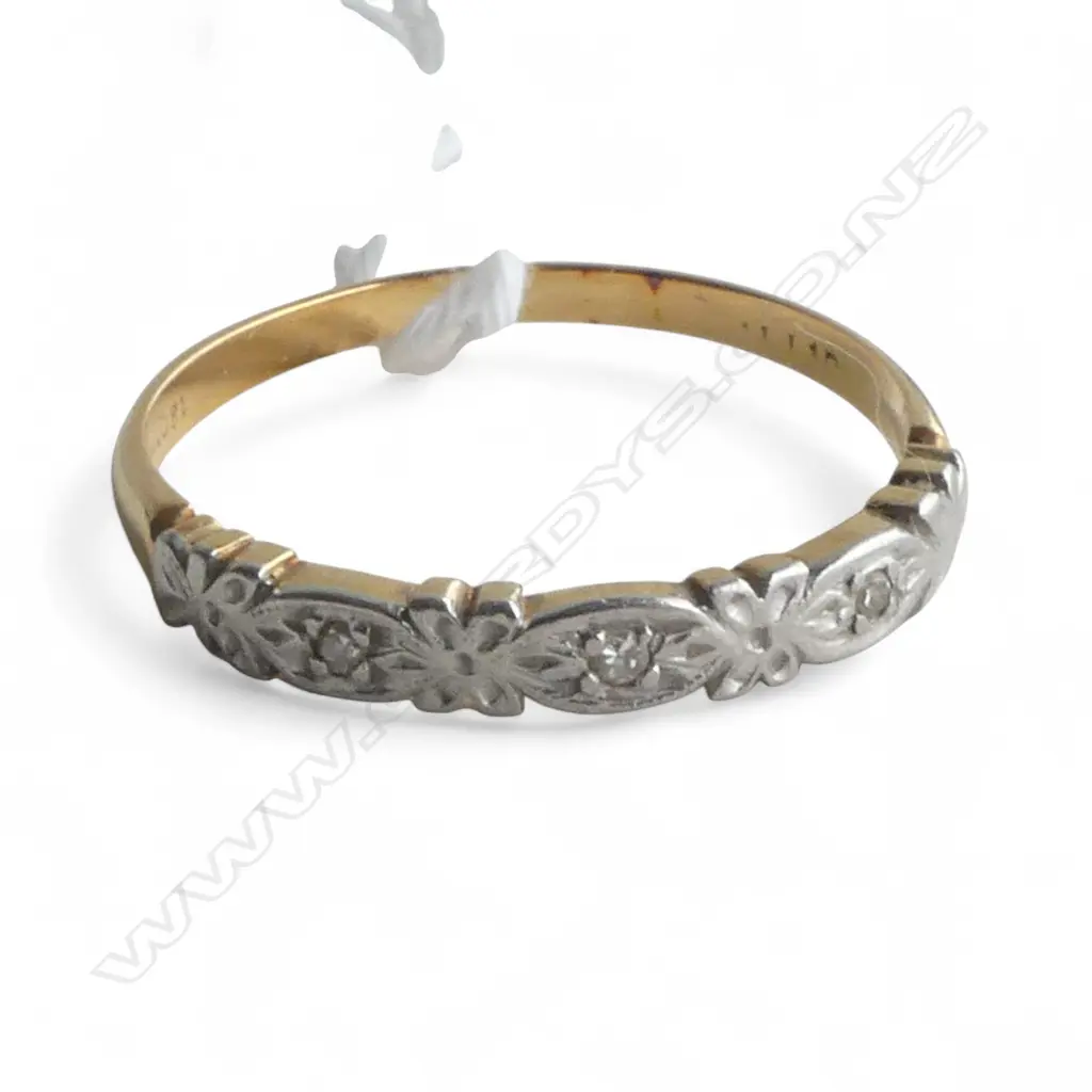 VINTAGE 18ct GOLD BAND RING w 3 small diamonds 2.13gms SIZE T Image 1++
