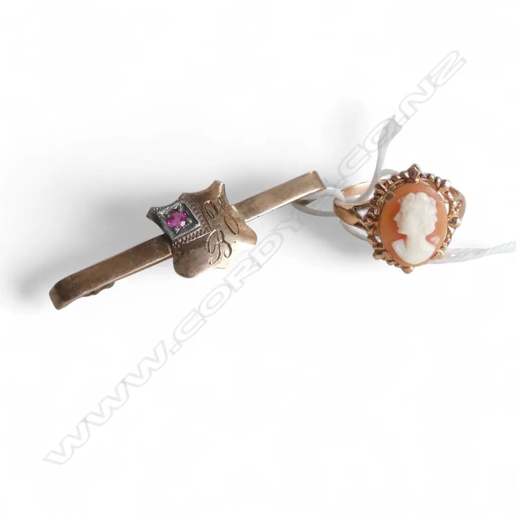 9ct ROSE GOLD CAMEO RING & 9ct GOLD BAR BROOCH. 4.5gm Image 1++