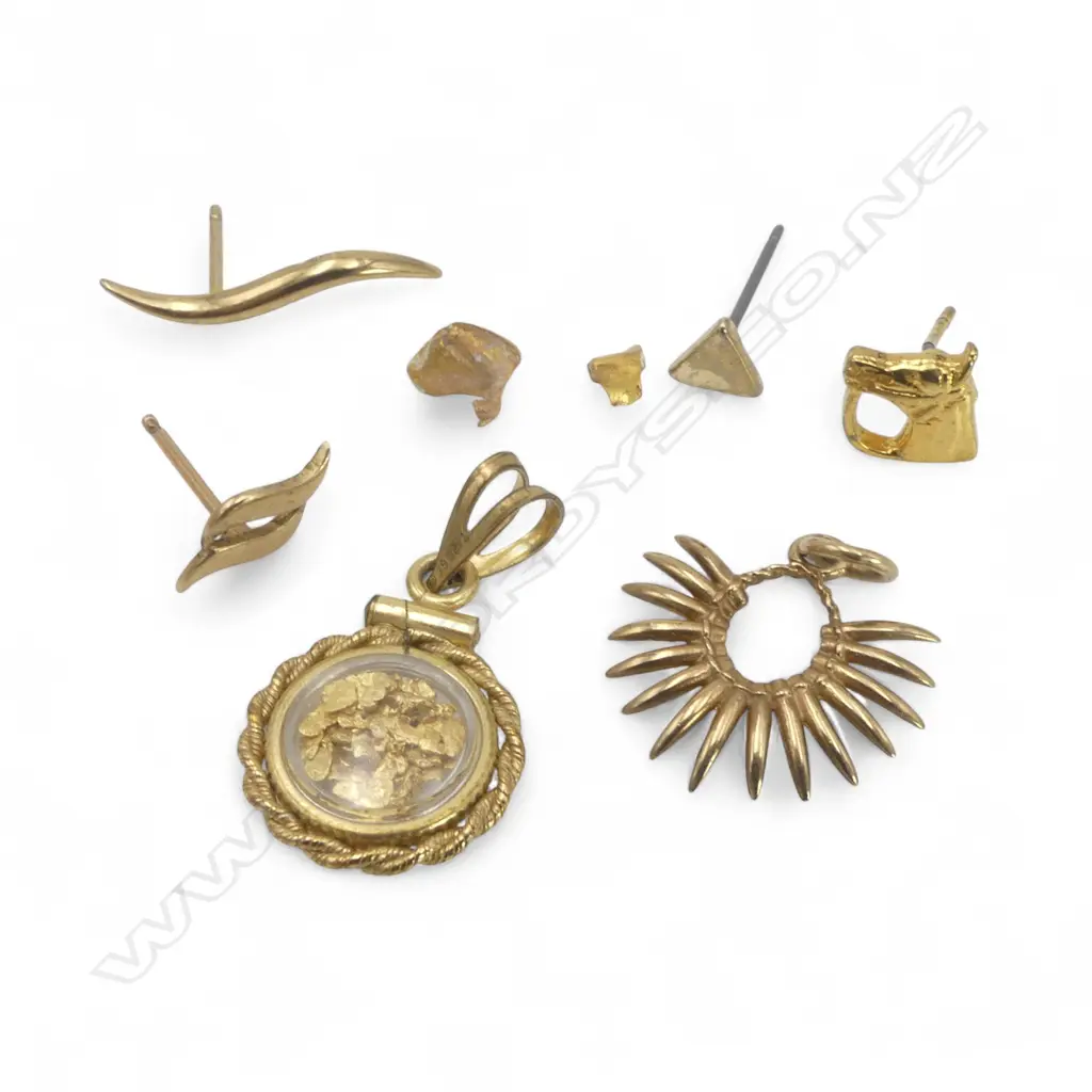 8 PCES GOLD SCRAP: 9ct 3gms + 18ct 0.7gms + 1 x plated earring Image 1++