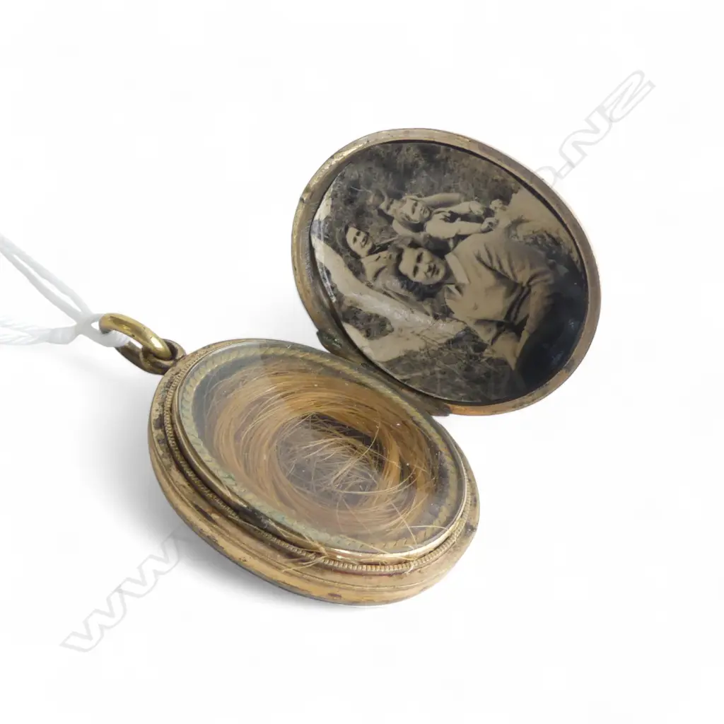 OLD GILT SILVER ENGRAVED MOURNING LOCKET  Image 1++
