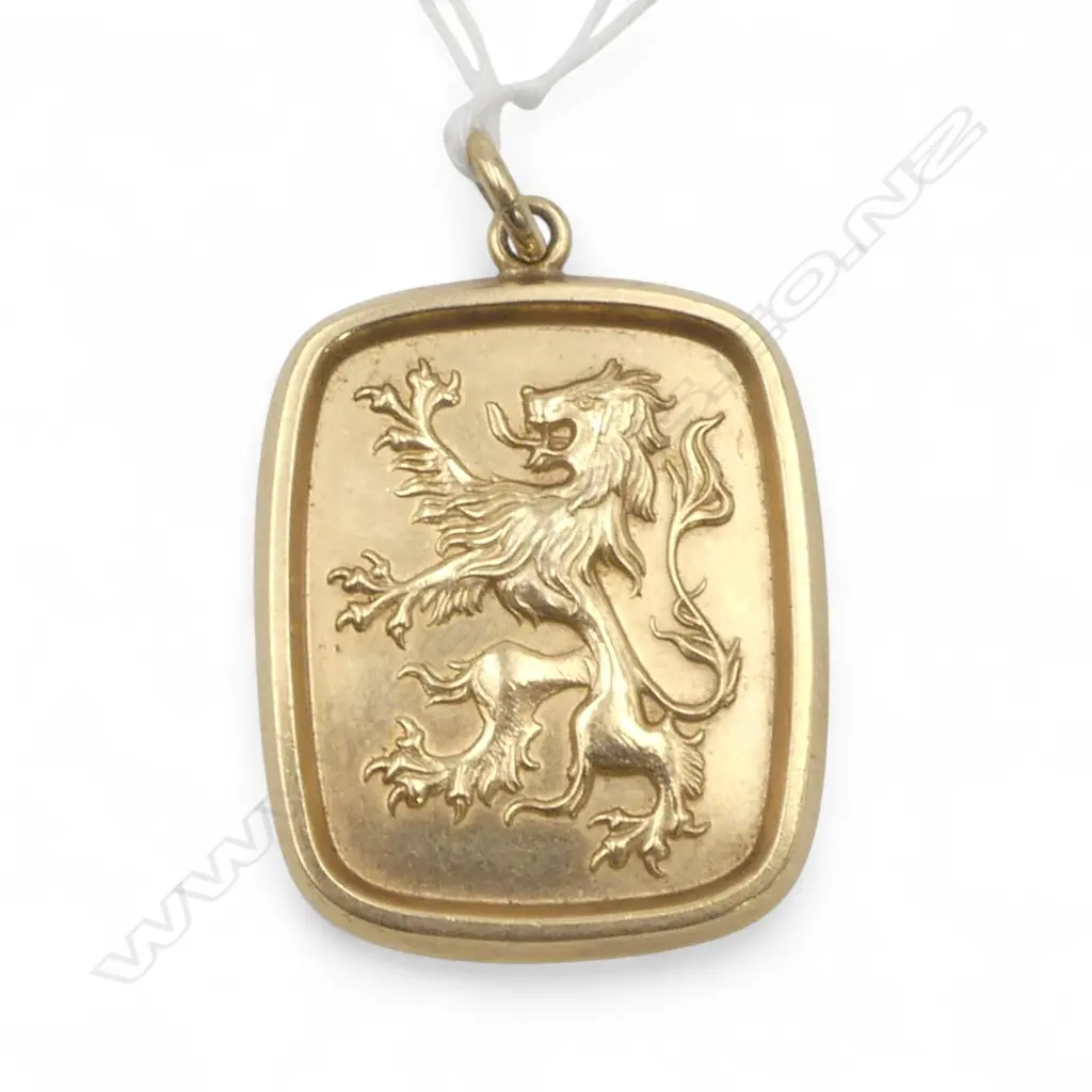 9CT yellow GOLD LGE PENDANT with standing English Lion London 1978 17.5gms  Image 1++