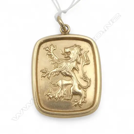 **RTV**  9CT yellow GOLD LGE PENDANT with standing English Lion London 1978 17.5gms