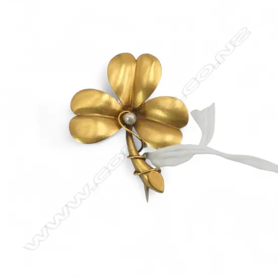 Vintage 9ct gold three clover leaf and pearl brooch 2.5gms