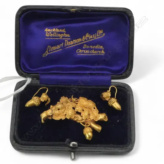 Victorian 15ct gold brooch acorns brooch w matching earrings. 4.34gms Boxed.