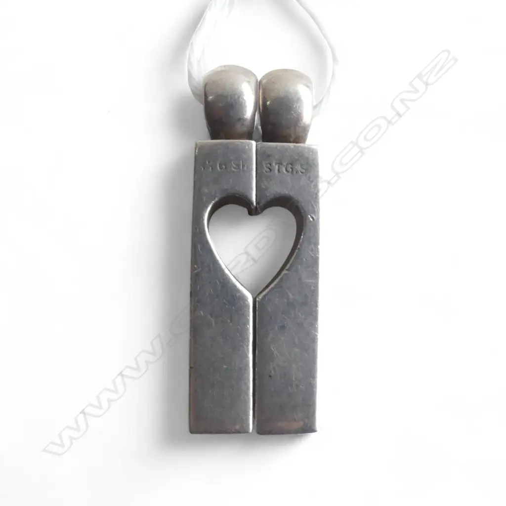 STG SILVER LOVERS PENDANT, EX PETER MINTURN WORKSHOP H.30mm, 13.6gms Image 1++