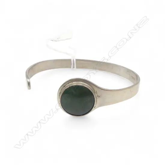 STG SILVER & GREENSTONE BANGLE stamped stg & w. makers mark 20.91gms
